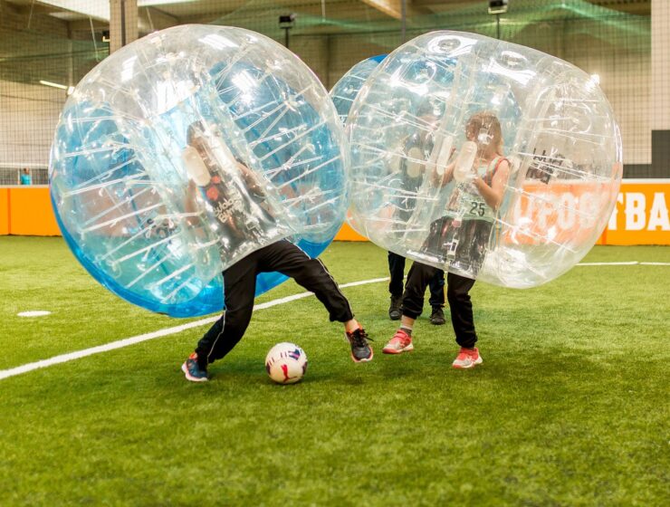Kinder spielen Bubble Soccer auf einem Fussballfeld in Zürich – BubbleBall Schweiz mieten