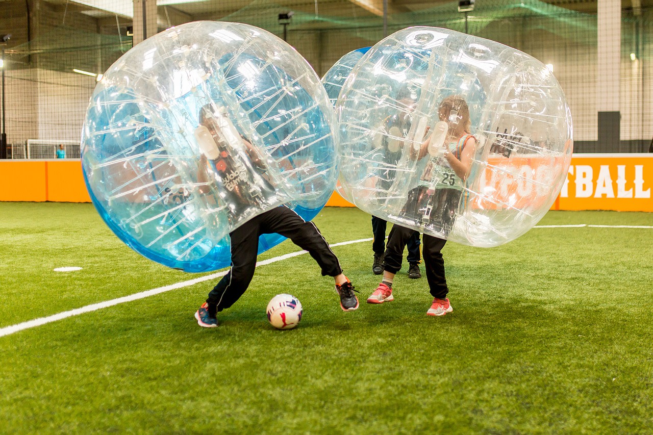 Kinder spielen Bubble Soccer auf einem Fussballfeld in Zürich – BubbleBall Schweiz mieten